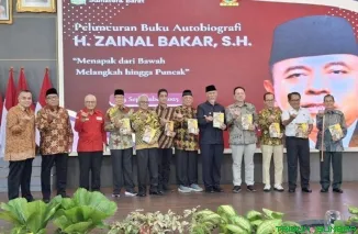Gubernur Sumbar H. Mahyeldi bersama tokoh Sumatera Barat menghadiri peluncuran buku otobiografi H. Zainal Bakar di Auditorium Gubernuran Padang. (Foto: Ist)