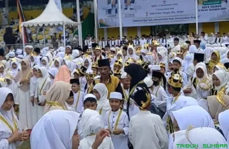 Bupati Solok Selatan H. Khairunas menyerahkan piagam kepada hafidz dan hafidzah dalam Wisuda Akbar Tahfidz Qur'an II di GOR Rimbo Tangah, Sabtu (6/9/2025). (Foto: Ist)