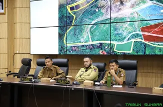 Wali Kota Padang Fadly Amran memimpin rapat penyelesaian permasalahan keberadaan sapi di TPA Air Dingin, Balai Kota Aia Pacah, Senin (8/9/2025). (Foto: Ist)
