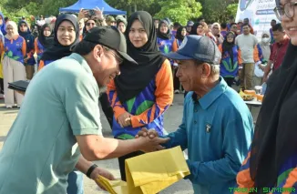 Wakil Wali Kota Padang, Maigus Nasir, saat memimpin Gerakan Gotong Royong Massal dalam rangka World Clean Up Day 2025 di Pantai Padang. (Foto: Ist)