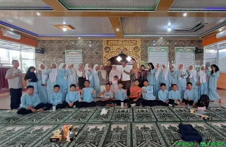 Tim Departemen Ilmu Politik Universitas Andalas bersama pengurus OSIS SMPN 31 Padang saat sesi foto bersama usai kegiatan penguatan civic education, Jumat (26/9/2025). (Foto: Ist)