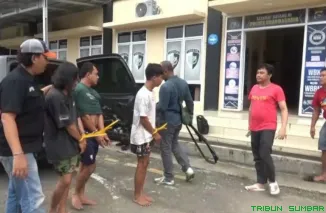 Satres Narkoba Polres Dharmasraya saat memperlihatkan barang bukti puluhan paket sabu dan senjata api rakitan yang disita dari tangan pengedar, Senin (22/9/2025). (Foto: Ist)