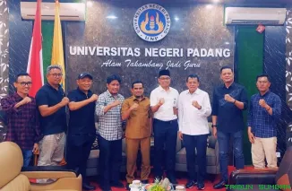 Prof Ganefri menerima silaturahmi bakal calon Ketua KONI Sumbar, Hamdanus, di ruang kerjanya, Selasa (9/9/2025). (Foto: Ist)