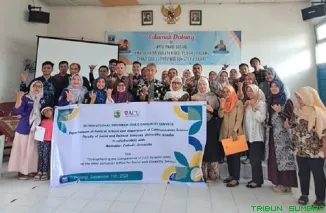 Dr. Dina Afrianty dari Australian Catholic University menjadi narasumber utama dalam Program Pengabdian Internasional FISIP UNAND bertema penguatan kompetensi ASN di bidang pelayanan sosial dan disabilitas. (Foto: Ist)