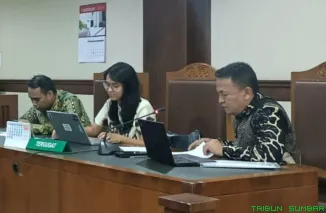 Kuasa Hukum Dewan Pers Ahmad Fathanah, Chikita dan Kuasa Hukum PWI Pusat, Anrico Pasaribu pada persidangan perkara 711 di PN Jakarta Pusat, Sabtu (27/9/2025). (Foto: Ist)
