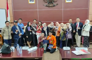 Rahmat Saleh memaparkan pandangannya soal literasi kritis generasi muda dalam seminar dan peluncuran buku Prosumenesia di Ruang GBHN DPR, Kamis (11/9/2025). (Foto: Ist)