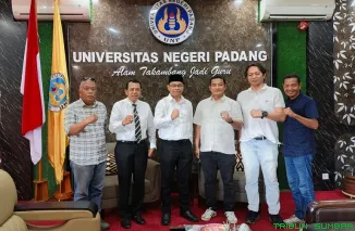 Tommy Irawan Sandra (tengah) bersama Rektor UNP Dr. dr. Krismadinata dan Prof. Ganefri usai pertemuan di Rektorat UNP, membahas sinergi untuk memajukan olahraga Sumbar. (Foto: Ist)