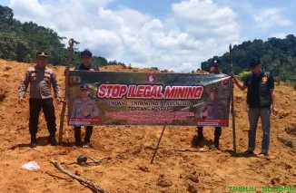 Satgas Anti Ilegal Mining Polres Solok Selatan memasang spanduk larangan aktivitas tambang ilegal di Jorong Sungai Penuh, Kecamatan Sangir Batang Hari. (Foto: Ist)