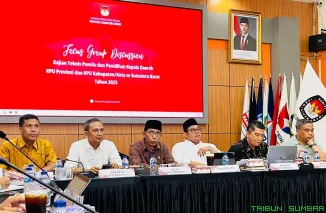 Ketua KPU Sumbar, Surya Efritimen, menyampaikan hasil evaluasi Pemilu 2024 dan rekomendasi penyempurnaan regulasi untuk Pemilu 2029 dalam FGD di Aula KPU Sumbar, Padang. (Foto: Ist)