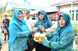 Ketua Bidang I TP-PKK Kota Padang, Ny. Sri Hayati Maigus Nasir, memimpin penilaian lapangan Lomba Gerakan PKK dan Dasawisma Berprestasi Tingkat Kota Padang 2025. (Foto: Ist)