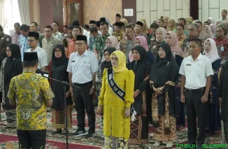 Bupati Solok Selatan Khairunas bersama Bunda PAUD dan Literasi Erniati Khairunas saat pengukuhan Bunda PAUD, Bunda Literasi, dan Pokja PAUD Kabupaten Solok Selatan periode 2025--2029 di Aula Sarantau Sasurambi. (Foto: Ist)