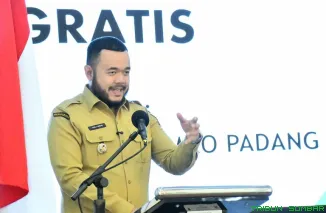 Wali Kota Padang Fadly Amran menyerahkan kacamata gratis kepada siswa SMP penerima manfaat bantuan sosial dari Gapopin Sumbar di Gedung Bagindo Aziz Chan Youth Center, Senin (15/9/2025). (Foto: Ist)