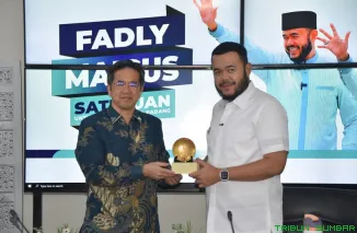 Wali Kota Padang Fadly Amran berbincang dengan Konsul Jenderal Jepang di Medan, Mr. Furugori Toru, membahas peluang kerja sama pendidikan dan beasiswa bagi putra-putri Kota Padang. (Foto: Ist)