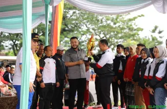 Wali Kota Padang, Fadly Amran, memimpin upacara peringatan Hari Olahraga Nasional (Haornas) ke-42 di lapangan Balaikota Aia Pacah. (Foto: Ist)