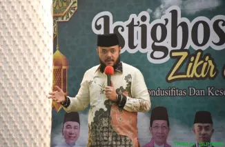 Wali Kota Padang Fadly Amran menghadiri Dzikir dan Doa Bersama di Masjid Agung Nurul Iman, mengajak masyarakat memperkuat persatuan demi kedamaian dan kemajuan bangsa. (Foto: Ist)