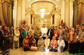Wali Kota Padang Fadly Amran bersama Majelis Dewan Guru Besar PTNBH saat berdiskusi tentang pengembangan pendidikan dan beasiswa luar negeri di Rumah Gadang Baiturrahmah, Jumat (26/9/2025). (Foto: Ist)