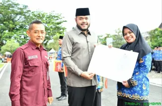 Wali Kota Padang Fadly Amran menyerahkan SK PPPK Tahap II Formasi 2024 kepada 1.537 pegawai di Lapangan Apeksi Balai Kota Aie Pacah. (Foto: Ist)