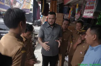 Wali Kota Padang Fadly Amran meninjau revitalisasi Blok A Pasar Raya dan pembangunan Pasar Ulak Karang untuk memastikan progres proyek sesuai target, Selasa (9/9/2025). (Foto: Ist)