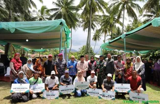 Wawako Padang Maigus Nasir menyerahkan bantuan sarana prasarana perikanan dan membuka Gerakan Pangan Murah di Pasie Jambak. (Foto: Ist)