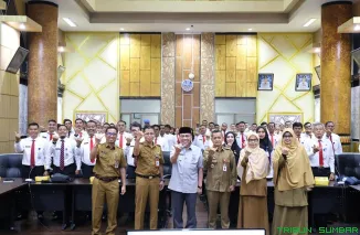 Wawako Padang Maigus Nasir berfoto bersama rombongan peserta PKP PPSDM Regional Bukittinggi usai pertemuan di Balai Kota Aia Pacah, Senin (29/9/2025). (Foto: Ist)