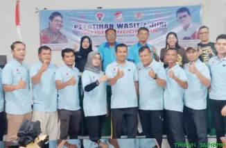 Ketua WI Sumbar Yanisman, SH, memberikan arahan kepada wasit-juri dan atlet pada pembukaan Kejurprov dan Seleksi Daerah Wushu Sumbar 2025 di GOR Beladiri KONI Sumbar. (Foto: Ist)