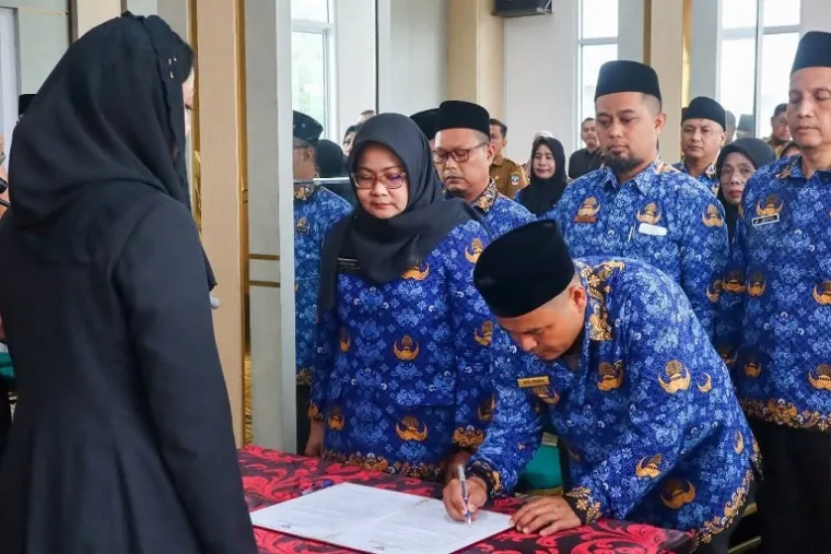 upati Dharmasraya, Annisa Suci Ramadhani, saat melantik 35 pejabat administrator dan pengawas di lingkungan Pemerintah Kabupaten Dharmasraya di Pulau Punjung, Selasa (7/10/2025). (Foto: Ist)