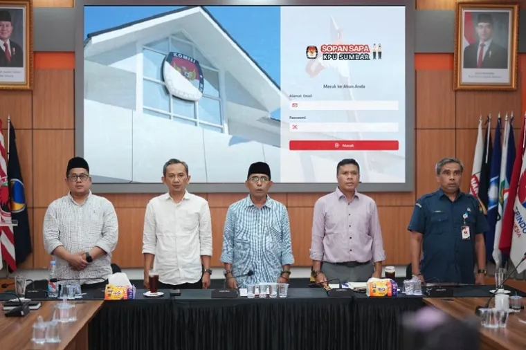 Ketua KPU Sumbar Surya Efitrimen bersama jajaran komisioner saat meluncurkan aplikasi Sopan Sapa di Kantor KPU Sumbar, Kamis (23/10/2025). (Foto: Ist)