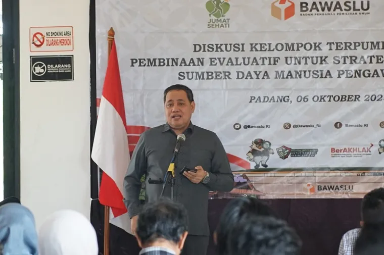 Anggota Bawaslu RI Herwyn JH Malonda menyerahkan Pohon Integritas kepada perwakilan peserta sebagai simbol komitmen profesionalitas pengawas pemilu, dalam kegiatan DKT Pembinaan Evaluatif Strategi Pengembangan SDM Pengawas Pemilu di Padang, Senin (6/10/20