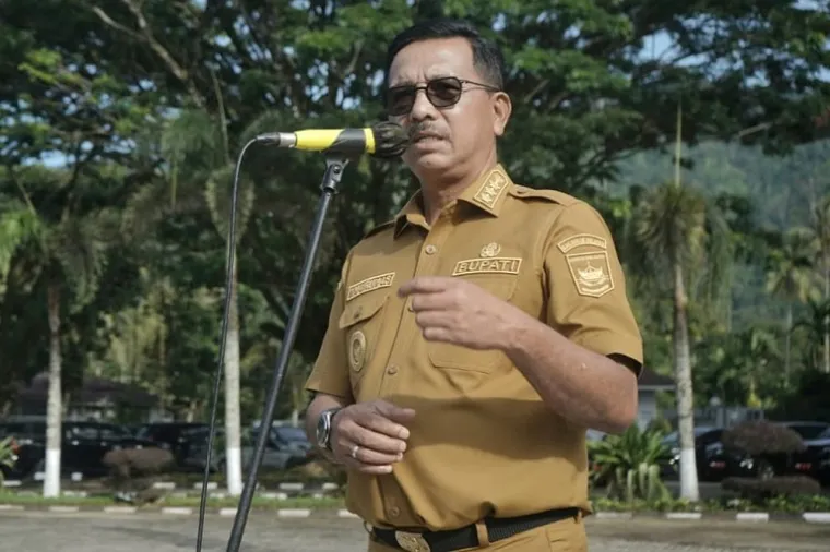 Bupati Solok Selatan H. Khairunas memberikan arahan tegas kepada seluruh Kepala OPD agar turun langsung ke lapangan untuk mengawasi pelaksanaan pekerjaan fisik, saat Apel Gabungan ASN di Halaman Kantor Bupati, Senin (6/10/2025). (Foto: Ist)