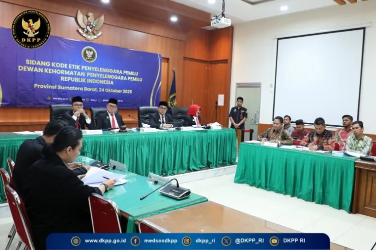 DKPP memeriksa Ketua KPU Tanah Datar, Dicky Andrika, dalam sidang dugaan pelanggaran kode etik terkait rangkap jabatan sebagai panitia seleksi Baznas Kabupaten Tanah Datar di Kantor Bawaslu Sumbar, Jumat (24/10/2025). (Foto: Ist)