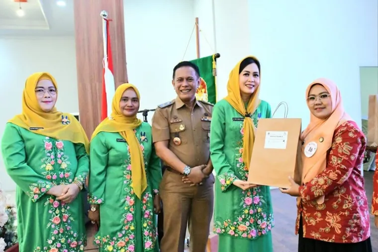 Ketua Dharma Wanita Persatuan (DWP) Kota Padang, Ny. Vanny Andree Algamar, membuka secara resmi Workshop dan Lomba Potong Rambut dalam rangka HUT ke-26 DWP di Bagindo Aziz Chan Youth Center, Selasa (7/10/2025). (Foto:Ist)