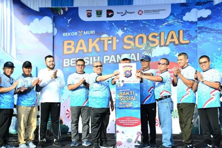 Wali Kota Padang, Fadly Amran, bersama Kapolda Sumbar Irjen Pol Gatot Tri Suryanta dan jajaran Forkopimda, mengikuti aksi bersih pantai di kawasan Pantai Cimpago Padang dalam rangka Gerakan Nasional Peduli Lingkungan, Minggu (26/10/2025). (Foto: Ist)