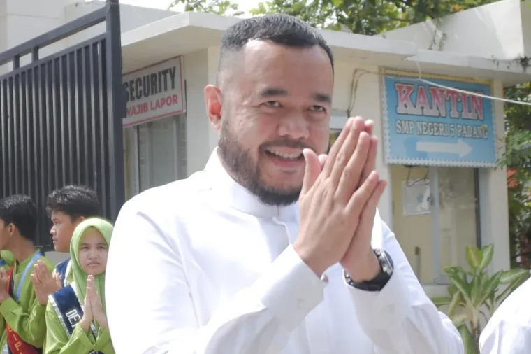 Wali Kota Padang Fadly Amran menyerahkan satu set alat band kepada perwakilan siswa SMPN di Kota Padang, didampingi Kadisdikbud Yopi Krislova. (Foto: Ist)