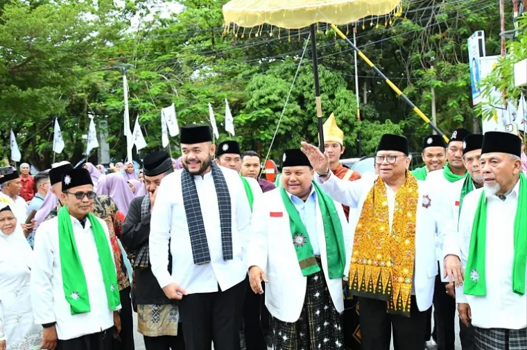 Wali Kota Padang, Fadly Amran, bersama Ketua Umum PP Perti, M. Syarfi Hutauruk, dan Ketua Umum PP Perwati, Ny. Asdirwati, menghadiri pelantikan pengurus Perti dan Perwati Sumatera Barat masa bakti 2025--2030 di Gedung Bagindo Aziz Chan Youth Center, Sabtu