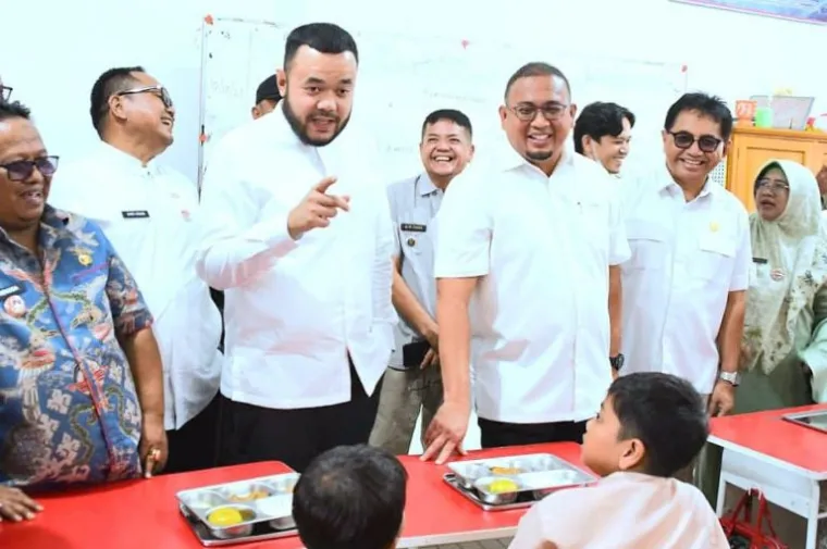 Wali Kota Padang Fadly Amran bersama Wakil Ketua Komisi VI DPR RI Andre Rosiade meninjau langsung pelaksanaan program MBG di SDN 5 dan SDN 13 Surau Gadang, Kecamatan Nanggalo, Jumat (10/10/2025). (Foto: Ist)