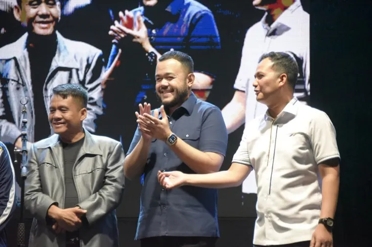 Wali Kota Padang, Fadly Amran, bersama Anggota DPRD Sumbar, Endarmy, menghadiri Festival Aksi Keselamatan Lalu Lintas dan Kebudayaan Kuliner Tradisional di Kayu Tanam, Padang Pariaman, Sabtu (25/10/2025). (Foto: Ist)