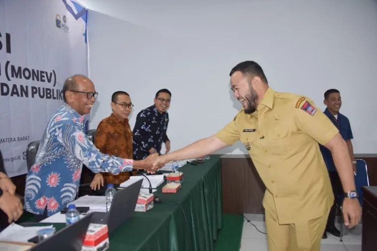 Wali Kota Padang, Fadly Amran, memaparkan komitmen Kota Padang menuju predikat Kota Informatif dalam Presentasi Monitoring dan Evaluasi (Monev) Keterbukaan Informasi Publik 2025 di Komisi Informasi Provinsi Sumatera Barat, Selasa (7/10/2025). (Foto: Ist)