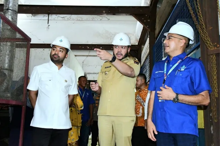 Wali Kota Padang Fadly Amran bersama Anggota Komisi V DPR RI Zigo Rolanda meninjau Instalasi Pengolahan Air (IPA) Gunung Pangilun dalam kunjungan kerja terkait pembangunan SPAM senilai Rp308 miliar, Selasa (7/10/2025). (Foto: Ist)
