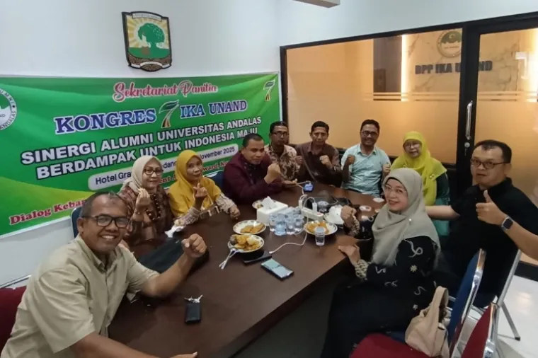 Rapat di Sekretariat DPP IKA Unand, Jalan KIS Mangunsarkoro, Padang, Rabu (30/10/2025). (Foto: Ist)