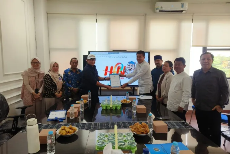 Plt. Kepala Diskominfo Banten Arif Agus Rakhman menyerahkan surat kesediaan tuan rumah HPN 2026 dari Gubernur Andra Soni kepada Sekjen PWI Pusat Zulmansyah Sakedang di Serang, Jumat (17/10/2025). (Foto: Ist)