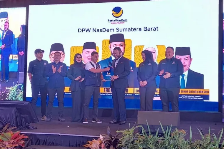 Ketua DPP Partai NasDem Willy Aditya menyampaikan pesan tegas tentang kepemimpinan dan moral politik saat membuka Rakerwil NasDem Sumbar di Hotel Santika Padang, Minggu (5/10/2025). (Foto: Ist)