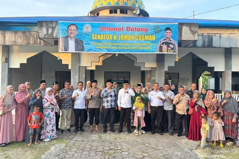 Anggota DPD RI Irman Gusman dan Bupati Rinto foto bersama dengan masyarakat binaan Pimpinan Daerah Muhammadiyah (PDM) Mentawai, Rabu (15/10/2025). (Foto: Ist)