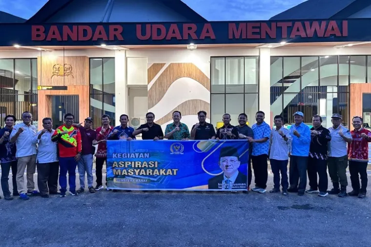 Anggota DPD RI Irman Gusman didampingi Bupati Rinto Wardana kunjungi Bandara Rokot Sipora Airport, Kamis (16/10/2025). (Foto: Ist)