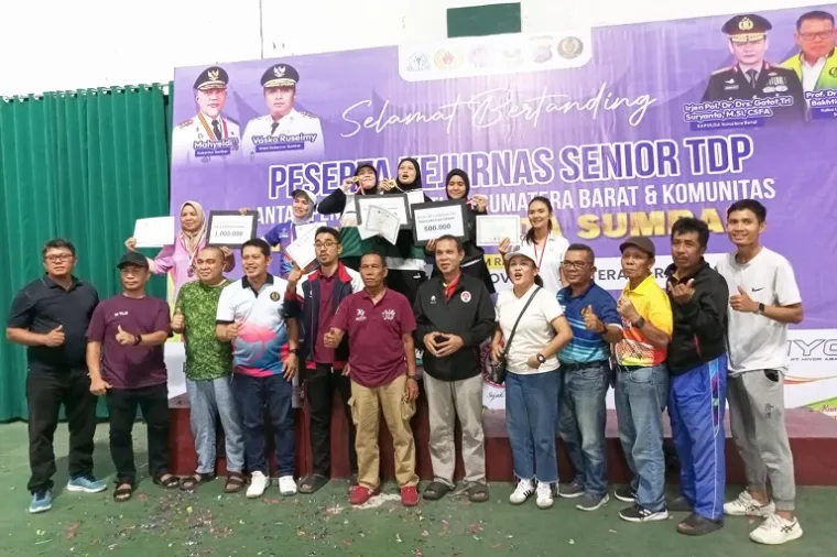 Para juara Kejuaraan Tenis Komunitas Piala Kapolda Sumbar 2025 berfoto bersama Ketua PELTI Sumbar Prof. Syahrial Baktiar dan panitia seusai laga final di Lapangan Tenis UNP Padang, Minggu (5/10/2025) malam. (Foto: Ist)