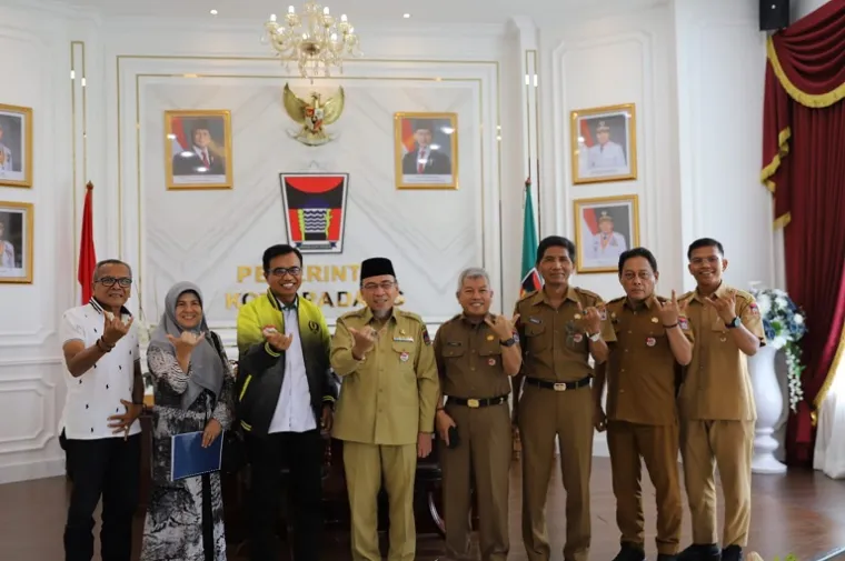 Wakil Wali Kota Padang, Maigus Nasir, bersama Ketua Pengkot PELTI Padang Ahmad Wira saat berdiskusi membahas strategi pembinaan dan pengembangan olahraga tenis di Balai Kota Aie Pacah, Senin (6/10/2025). (Foto: Ist)