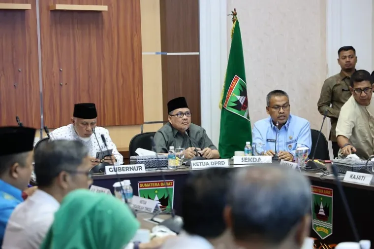 Ketua DPRD Sumbar, Muhidi, menegaskan pentingnya target tahunan yang terukur untuk menekan praktik illegal mining dan illegal fishing di Sumatera Barat dalam FGD Forkopimda di Istana Gubernur Sumbar. (Foto: Ist)