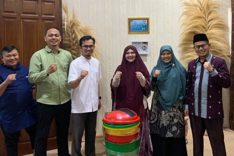 Anggota DPR RI Fraksi PKS, Hj. Nevi Zuairina, berbincang dengan pengurus DPTD PKS dari tujuh kabupaten/kota di Dapil Sumbar II dalam agenda konsolidasi dan penguatan struktur partai di Bukittinggi. (Foto: Ist)