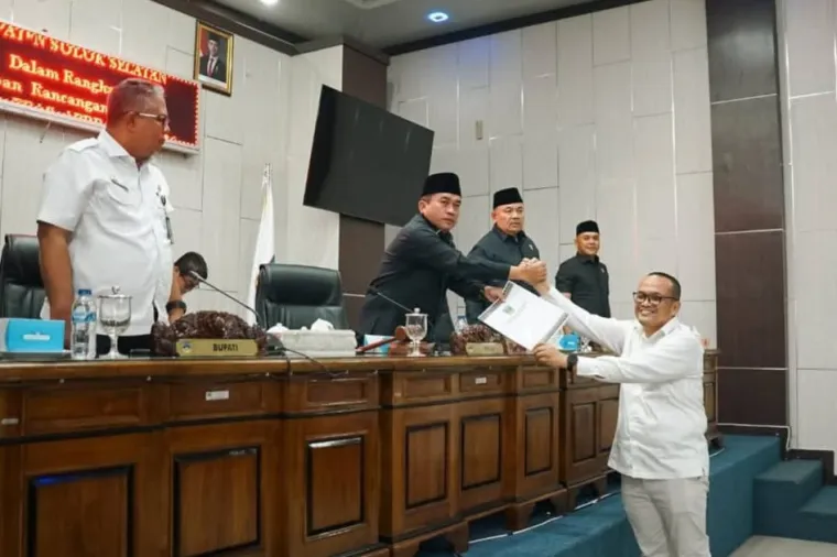 Sekdakab Solok Selatan H. Syamsurizaldi bersama Ketua DPRD Matius menandatangani nota kesepakatan KUA PPAS Tahun Anggaran 2026 dalam Rapat Paripurna di Golden Arm, Sangir, Rabu (21/10/2025). (Foto: Ist)
