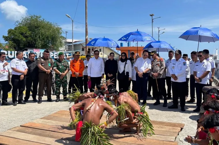 Anggota DPD RI Irman Gusman disambut sangat oleh Bupati Kepulauan Mentawai, Rinto Wardana Samaloisa, Rabu (15/10/2025). (Foto: Ist)
