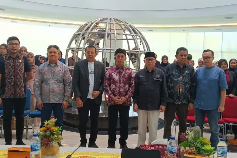 Rektor UNP, Prof. Ganefri, Ph.D, menjadi keynote speaker dalam Bedah Buku &quot;Memahami Sengketa Informasi&quot; di Universitas Negeri Padang. (Foto: Ist)